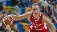 Česká basketbalistka Lenka Bartáková v duelu s Maďarskem Česká basketbalistka Lenka Bartáková v duelu s Maďarskem