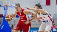 eská basketbalistka Karolína Elhotová (vlevo) útoí kolem Anji Majstoroviové...