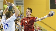 Český házenkář Stanislav Kašpárek (vpravo) střílí kolem Maxima Michalina na... Český házenkář Stanislav Kašpárek (vpravo) střílí kolem Maxima Michalina na...