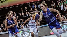 Romana Hejdová (vpravo) z Česka využívá clony Kristýny Minarovičové v duelu MS... Romana Hejdová (vpravo) z Česka využívá clony Kristýny Minarovičové v duelu MS...