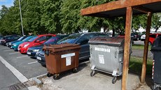 Hndé kontejnery na bioodpad v Hradci Králové.