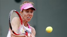 Rumunka Mihaela Buzarnescuová.hraje forhendem ve třetím kole Roland Garros, v... Rumunka Mihaela Buzarnescuová.hraje forhendem ve třetím kole Roland Garros, v...