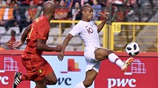 Belgický obránce Vincent Kompany (vlevo) nahání Joaoa Maria z Portugalska. Belgický obránce Vincent Kompany (vlevo) nahání Joaoa Maria z Portugalska.