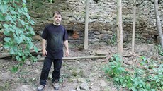 Historik Kamil Podroužek u torza barokního mlýnu na střelný prach. Historik Kamil Podroužek u torza barokního mlýnu na střelný prach.