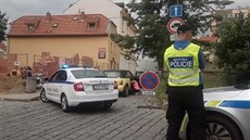 Strážníci kontrolují ženu, která řídila v silné opilosti. Strážníci kontrolují ženu, která řídila v silné opilosti.