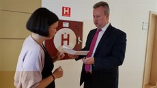 U soudu v Mostě vypovídal i ministr životního prostředí Richard Brabec. U soudu v Mostě vypovídal i ministr životního prostředí Richard Brabec.