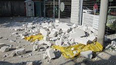 V Plzni se z jeřábu vysypaly pórobetonové tvárnice. Nikdo není zraněný.... V Plzni se z jeřábu vysypaly pórobetonové tvárnice. Nikdo není zraněný....