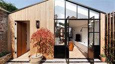 Starou garáž v západním Londýně přestavěli majitelé na moderní domek s velkými... Starou garáž v západním Londýně přestavěli majitelé na moderní domek s velkými...