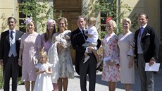 Švédská princezna Madeleine, její manžel s dětmi a kmotři nejmladší dcery... Švédská princezna Madeleine, její manžel s dětmi a kmotři nejmladší dcery...