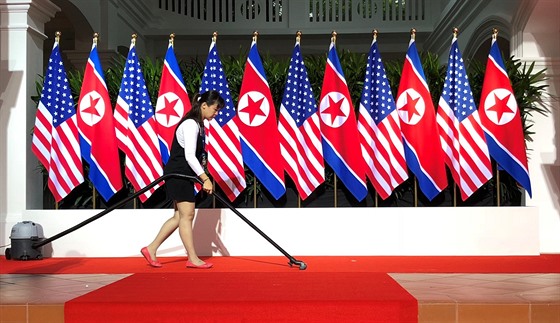 Pódium, na kterém si Donald Trump potese rukou s Kim ong-unem (12. ervna...