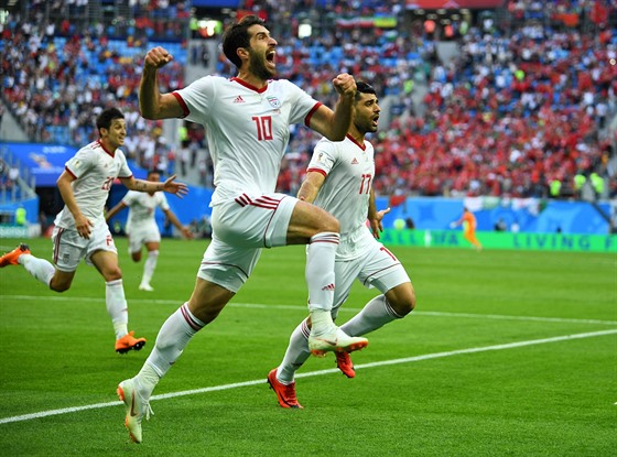 VÍTZNÁ EUFORIE. Írántí fotbalisté bí oslavit gól, díky kterému porazili na...
