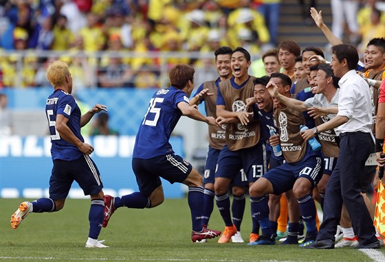 JAPONSKÁ EUFORIE. Fotbalisté Japonska se radují z druhého gólu, který vstelili...
