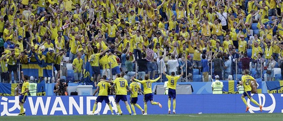 védtí fotbalisté oslavují s fanouky gól v utkání proti Jiní Koreji.