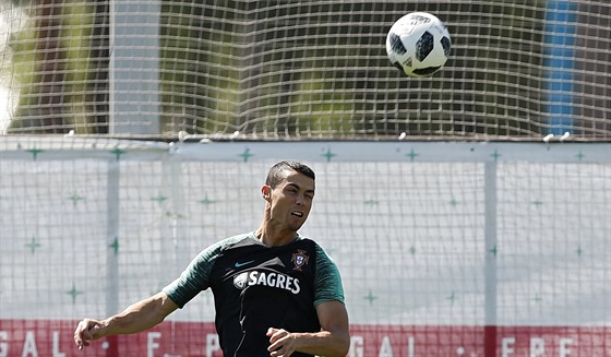 Cristiano Ronaldo na pondlním tréninku Portugalc.