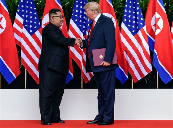 Americký prezident Donald Trump a severokorejský lídr Kim ong-un si v...