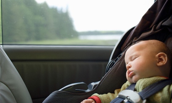 Spící dít v aut