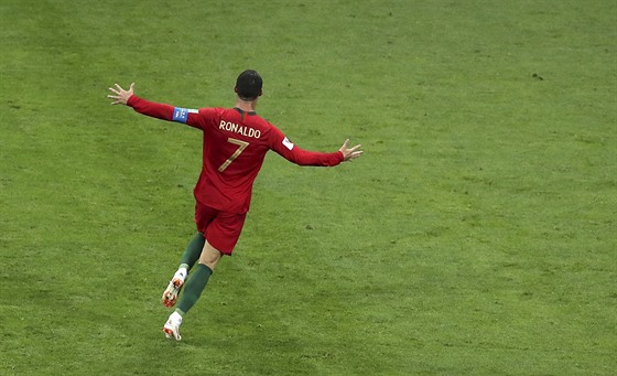 FENOMÉN. Portugalský kapitán Cristiano Ronaldo slaví svj tetí gól v utkání se...