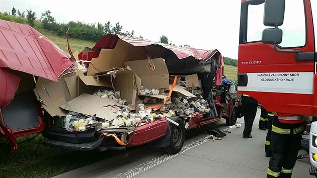 idi dodávky na dálnici D1 u Hranic usnul za volantem a narazil do nákladního...