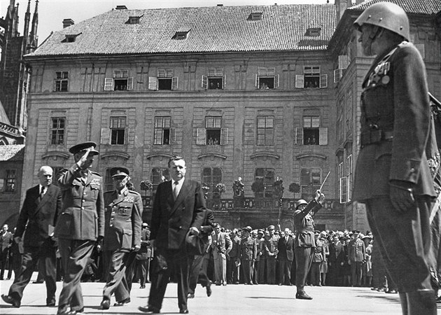 Inaugurace Gottwalda na Hrad doprovodila pehlídka i Te Deum v katedrále. Ve...