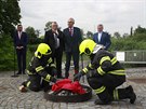 Prezident Milo Zeman splil v zahradch Hradu erven trenky. (14. ervna 2018)