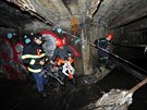 Potpi praskch hasi prohledvali podzemn stoku Motolskho potoka pi...