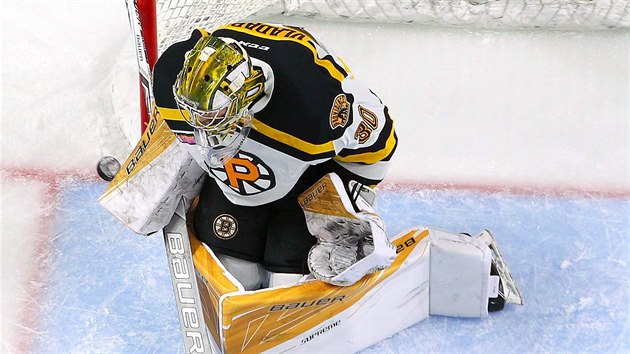 Český gólman chytá puk v AHL v týmu Providence Bruins. Český gólman chytá puk v AHL v týmu Providence Bruins.
