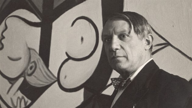 Pablo Picasso se svým obrazem Marie-Therese Walter (1932, Akt, zelené listy a... Pablo Picasso se svým obrazem Marie-Therese Walter (1932, Akt, zelené listy a...