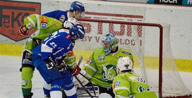 Momentka z duelu hokejistů Trutnova (v zeleném) Momentka z duelu hokejistů Trutnova (v zeleném)