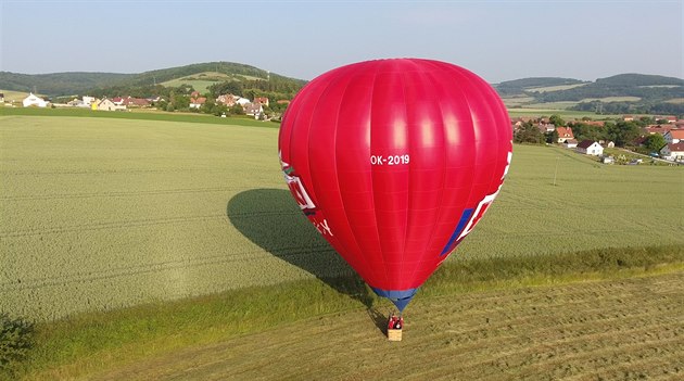 Balon OK-2019 přistává poblíž obce Liteň Balon OK-2019 přistává poblíž obce Liteň