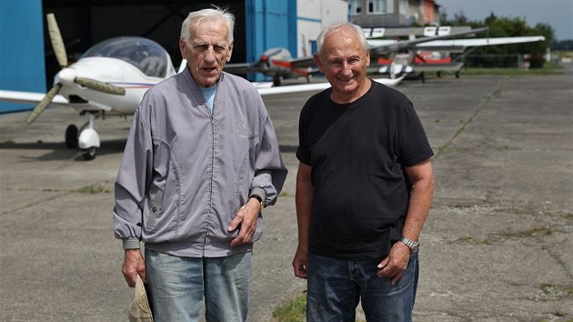 Karel Konečný (vpravo) a Jaroslav Kulveit se věnovali letectví přes šedesát... Karel Konečný (vpravo) a Jaroslav Kulveit se věnovali letectví přes šedesát...
