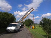 Dopravu u Knovíze na Kladensku komplikuje převrácený jeřáb Dopravu u Knovíze na Kladensku komplikuje převrácený jeřáb