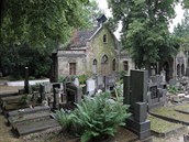 Zchátralá kaple na hřbitově v Krásném Březně. Zchátralá kaple na hřbitově v Krásném Březně.