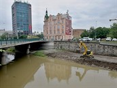 Levý břeh Radbuzy v centru Plzně se začíná měnit. Do listopadu se má proměnit v... Levý břeh Radbuzy v centru Plzně se začíná měnit. Do listopadu se má proměnit v...