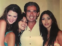 Sestry Kardashianovy se svým otcem Robertem, který zemel v roce 2003.