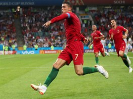 S! Portugalsk stelec Cristiano Ronaldo oslavuje tet branku v utkn...