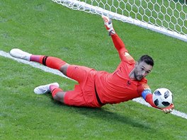 Francouzsk brank Hugo Lloris zasahuje proti teovanmu centru australskho...