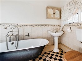 V koupeln je samostatn stojící litinová vana, toaleta a umyvadlo v retro...