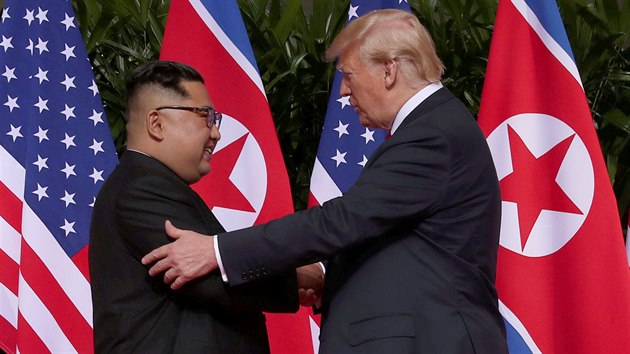 Fotografie, na kterou ekal cel svt. Setkn Donalda Trumpa a Kim ong-una v Singapuru (12. ervna 2018)
