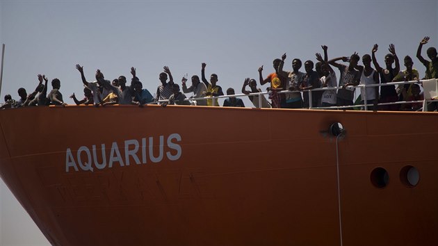 Lo Aquarius m s migranty do panlsk Valencie. Na cest j asistuj lod italsk poben stre. (12. ervna 2018)