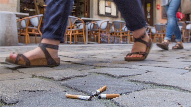 Francouzsk vlda chce tabkov firmy pinutit, aby se podlely na klidu nedopalk (8. ervna 2018)
