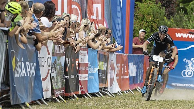 Kristin Hynek si jede pro sv tet vtzstv na stokilometrov trati bikemaratonu Malevil Cup.