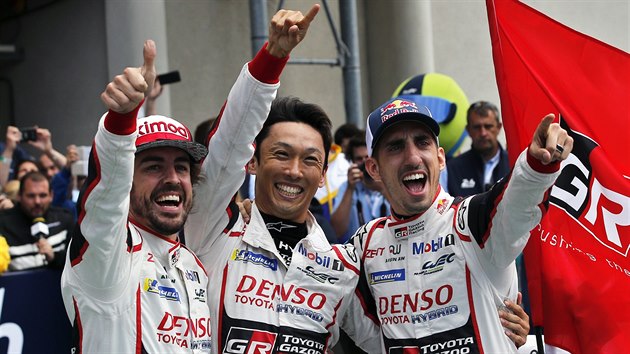 Vtzn posdka zvodu 24 hodin Le Mans. Zleva Fernando Alonso, Kazuki Nakadima a  Sebastien Buemi.