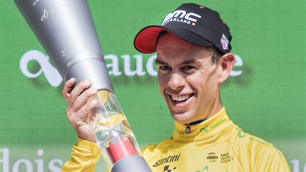 Richie Porte pzuje s trofej pro vtze etapovho zvodu Kolem vcarska.