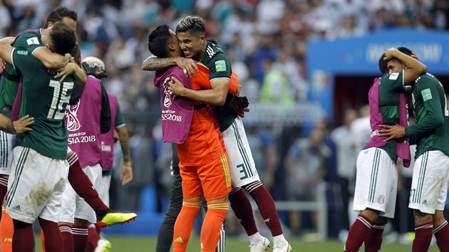 Fotbalist Mexika v euforii slav vtzstv nad obhjci titulu z Nmecka.