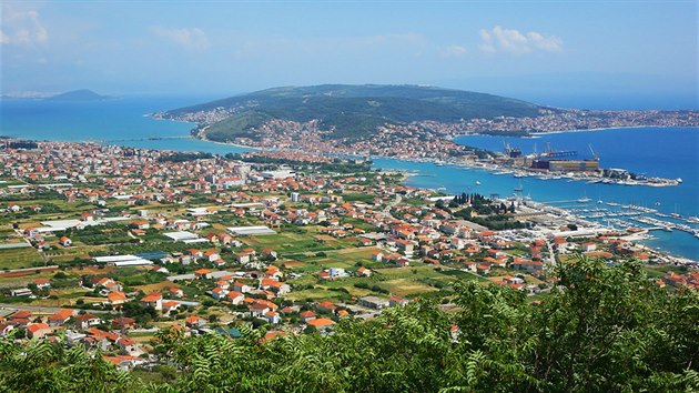 Výhled na Trogirský záliv, v pozadí Trogir 