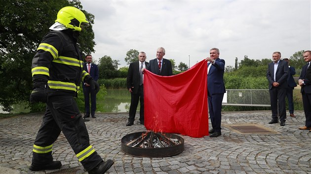 Prezident Milo Zeman splil v zahradch Hradu erven trenky. (14. ervna 2018)