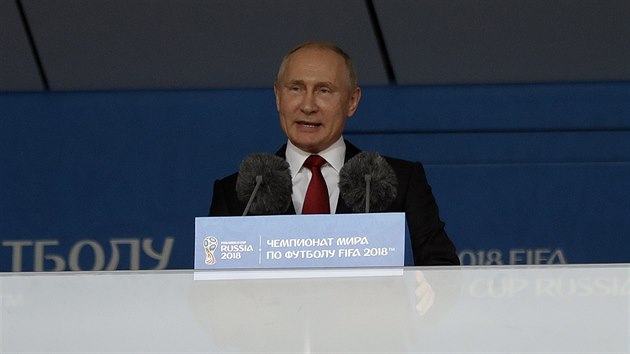 Prezident rusk federace Vladimir Putin pivtal fotbalov fanouky ped zahajovacm utknm mistrovstv svta.