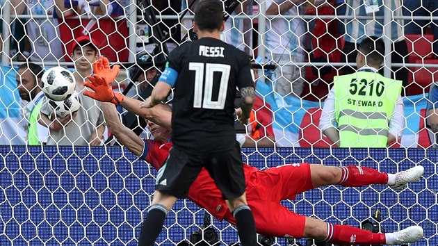 NEPROMNIL. Brank Hannes Thr Halldorsson vyr penaltovou stelu Lionela Messiho v utkn mistrovstv svta mezi Islandem a Argentinou.