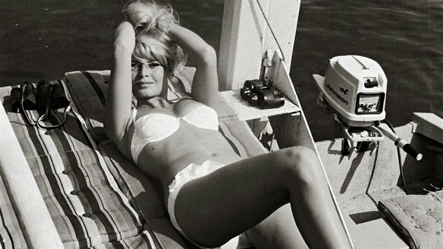 Bikiny proslavila hereka Brigitte Bardotov. Od t doby o n zaal bt enormn zjem. 