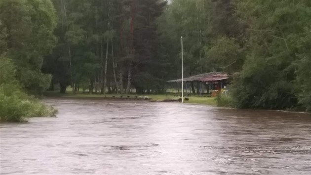 Zaplaven tboit Soumarsk most, odkud se vodci vydvaj na atraktivn sek Tepl Vltavy. (13. ervna)